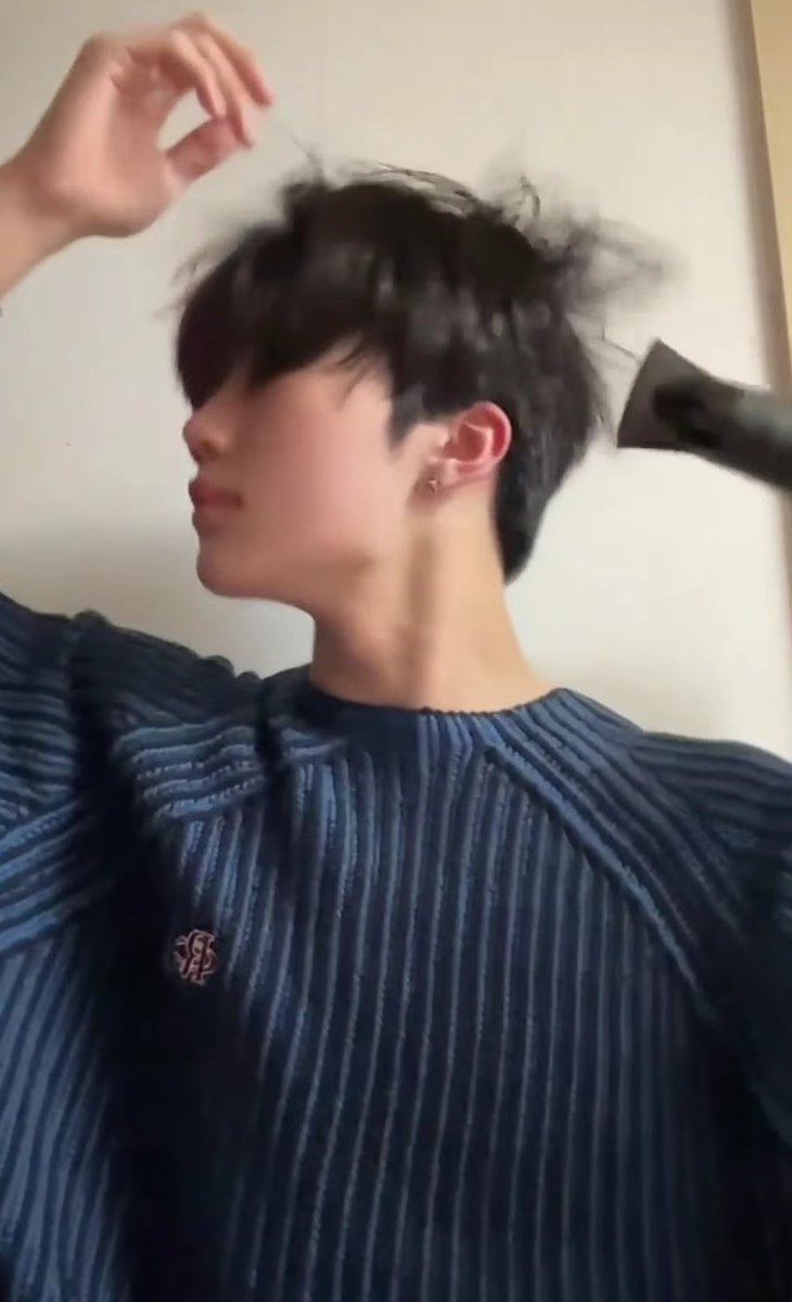 he has one of the most craziest side profiles in existence