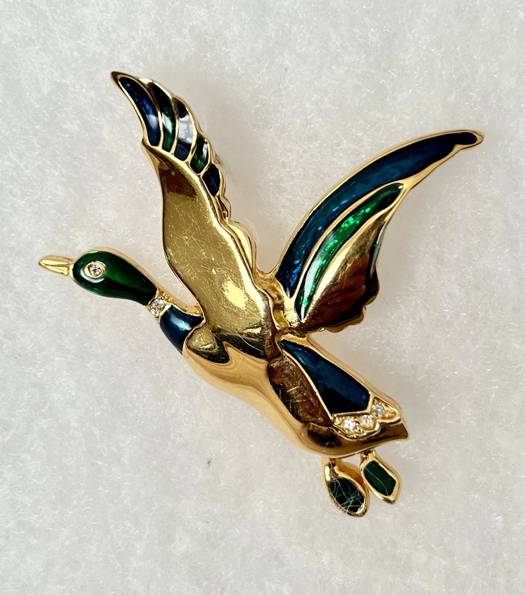 Vintage #Mallard Duck in Flight Enamel #Brooch Gold Tone Pin #Rhinestones FREE SHIP
#vintagejewelry #enameljewelry #ducks #birdinflight #brooches #vintagebrooch #vintagestyle #uniquejewelry #waterfowl #birds #birdlovers #birdwatchers #ebayfinds #lapelpin 

ebay.com/itm/2666831187…