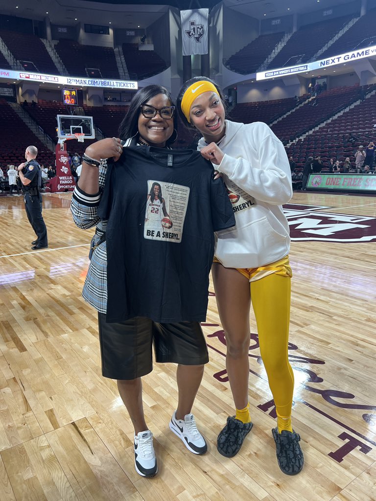 .@Reese10Angel came out of the locker room wearing a “Be a Sheryl” sweatshirt and gave a shirt to @airswoopes22 🥹💕