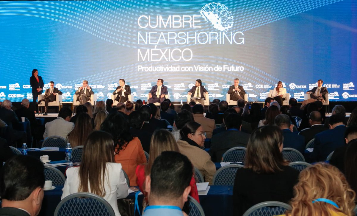 El subsecretario de Comercio Exterior de la Secretaría de Economía, Alejandro Encinas Nájera (@EncinasN), participó en la Cumbre Nearshoring México, donde aseguró que en nuestro país nunca había habido tanto comercio, inversión y encadenamiento productivo en la región como ahora.