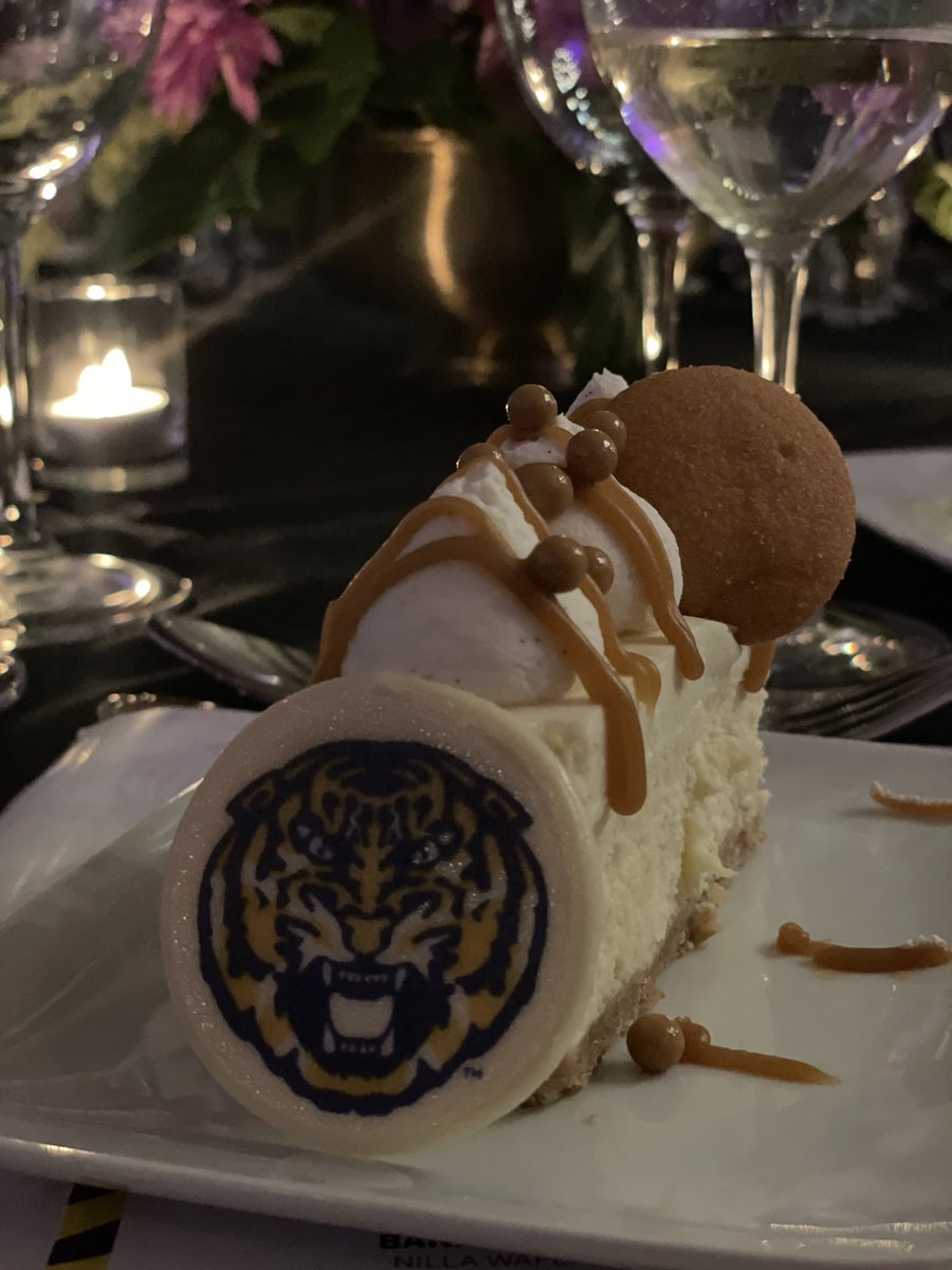 One of the more important items of the night, the dessert, featuring the winning logo! This year it’s in honor of @LSUfootball’s Jayden Daniels.