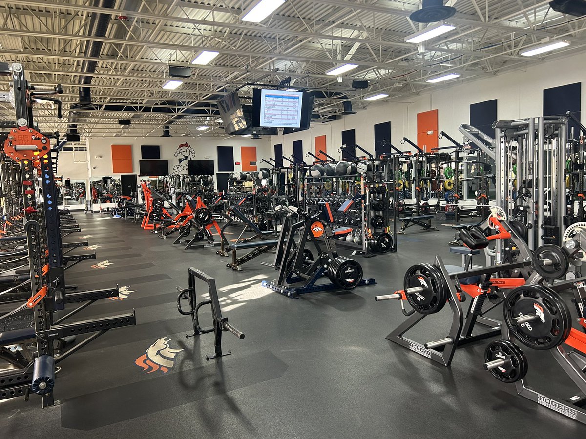 Took advantage of @coachjcain’s genuine hospitality this weekend which included a tour of the Broncos facilities….amazing! Keep grinding brother, Sky is the limit! Proud of you 💯👊🏿 #916 #ValleyHi