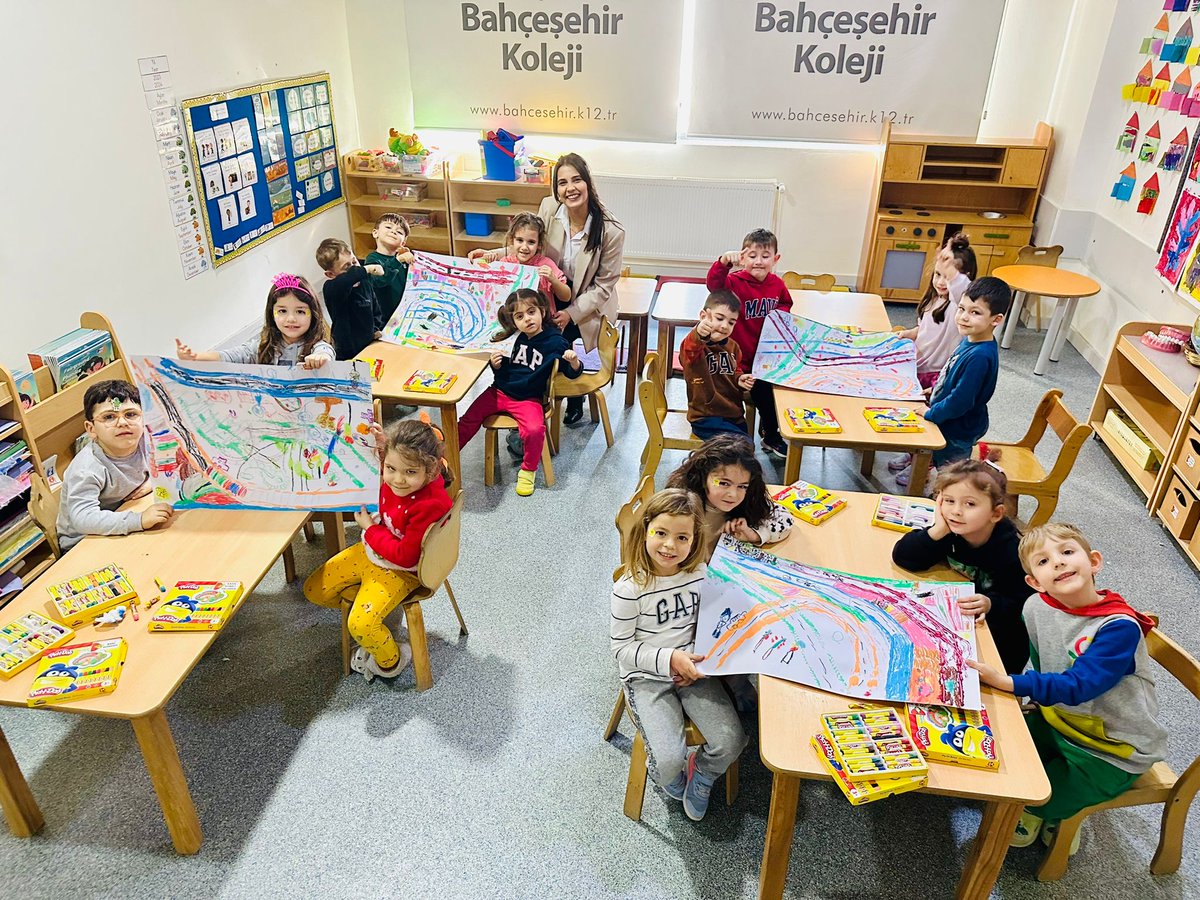 BkAkhisar_'s tweet photo. Okul öncesi 4 yaş öğrencilerimiz “Taşıtlar” temasına giriş yaparak lastik izlerini inceleyip grup çalışması ile sokaklarımızı oluşturduk. 🛞🚙🚗 https://t.co/mpNsVFUIWF