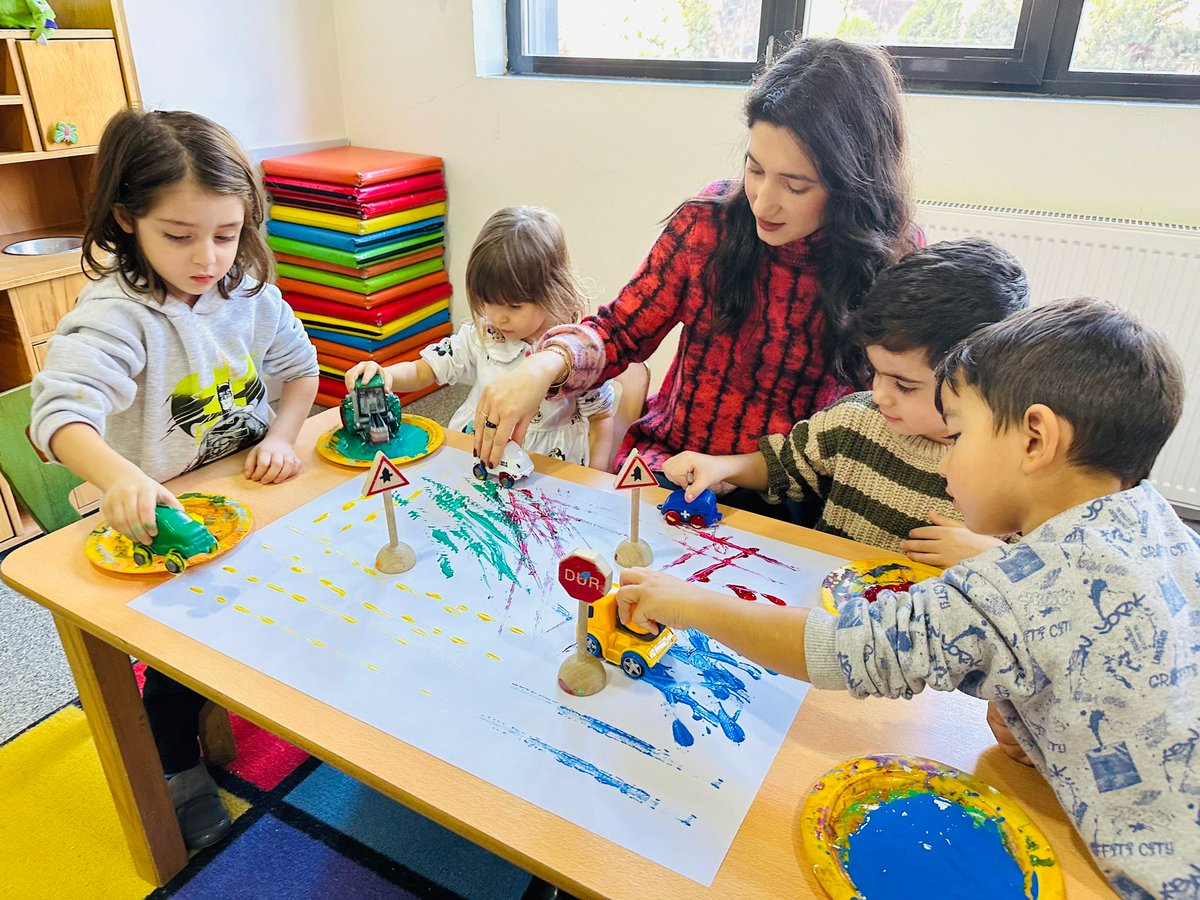 Okul öncesi 4 yaş öğrencilerimiz “Taşıtlar” temasına giriş yaparak lastik izlerini inceleyip grup çalışması ile sokaklarımızı oluşturduk. 🛞🚙🚗
