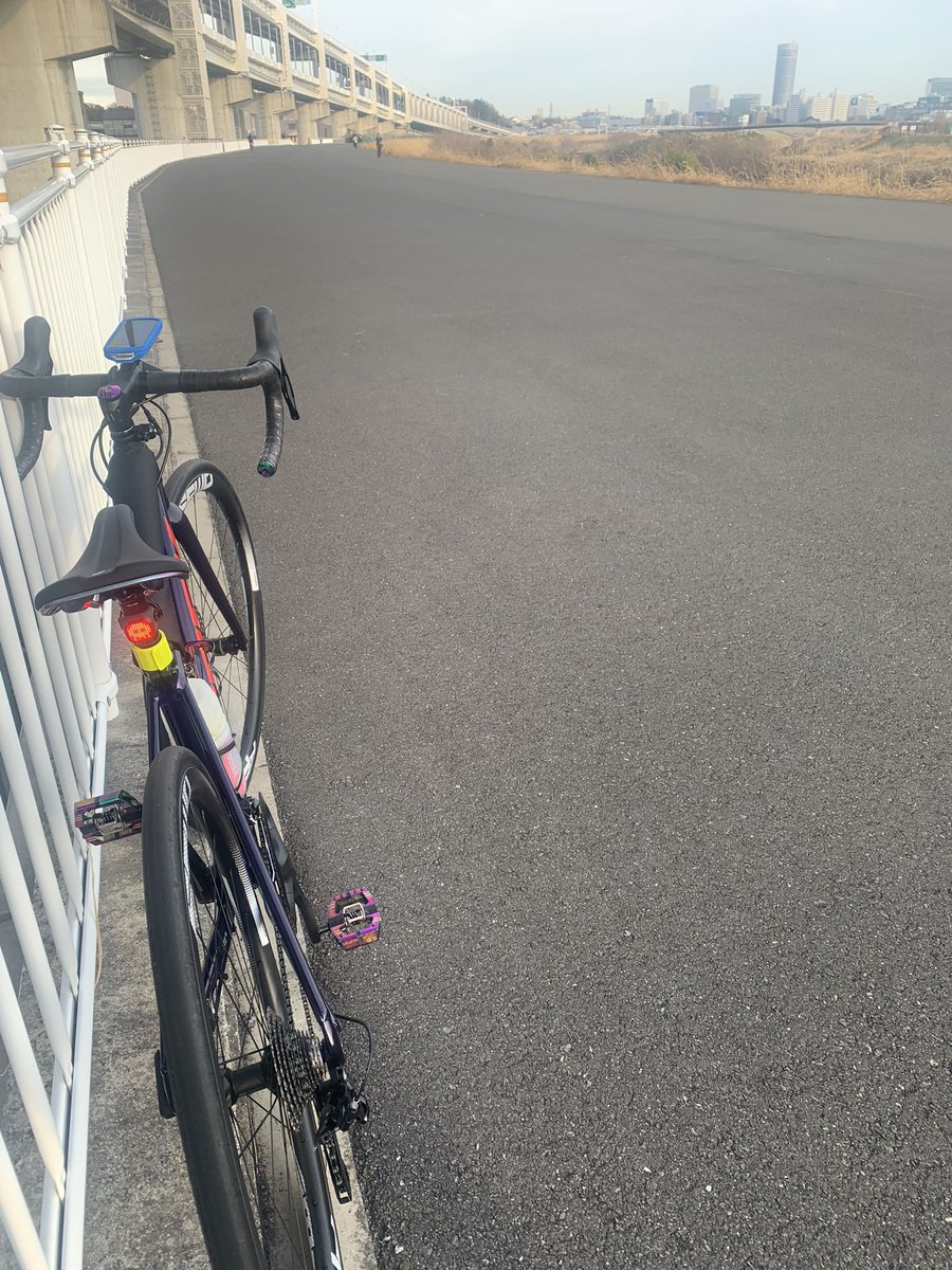 ain05051's tweet photo. 久しぶりにエモンダさんとサイクリング中〜✨🚲

カーボンホイール&amp;カーボンハンドル、楽ですね(´⊙ω⊙`)改めて振動の違い&amp;タイヤの転がり&amp;速さを実感！

#サイクリング #エモンダ 
#FFDW https://t.co/wO8IcEIild