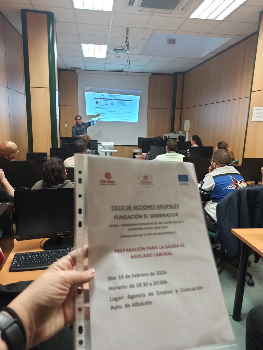 cvilagorge's tweet photo. Ayer por la tarde recibimos en la #AMCAb a participantes de programas de #inclusiónsocial e #inserciónlaboral de la @funsembrador de @CaritasAlbacete para informarles de nuestros servicios y motivarles en su #búsquedadeempleo 💪 Gracias por vuestra atención e interés✅ https://t.co/6geS4Pao41
