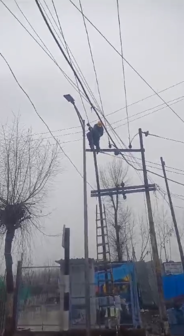 kpdcloffice's tweet photo. #SnowPowerUpdates
75 feeders out of 76 in jurisdiction of ED I running smoothly as per LCP, except F1 Nishat which is under restoration: Er. Majeed Salroo, Ex. Engineer, ED I, O&M Circle I, Srinagar.
@diprjk @OfficeOfLGJandK @Raj576113 @mussarat_zia @DivComKash @srinagaradmin
