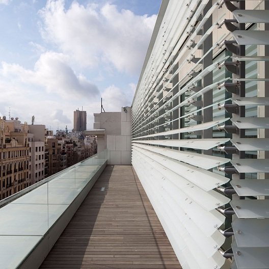 Edificio de oficinas Príncipe de Vergara, 37. Riaño Arquitectos. Año 2009. #BarrioDeSalamanca #DeCaminoAlTrabajo
Fotos 2-4, Miguel de Guzmán.