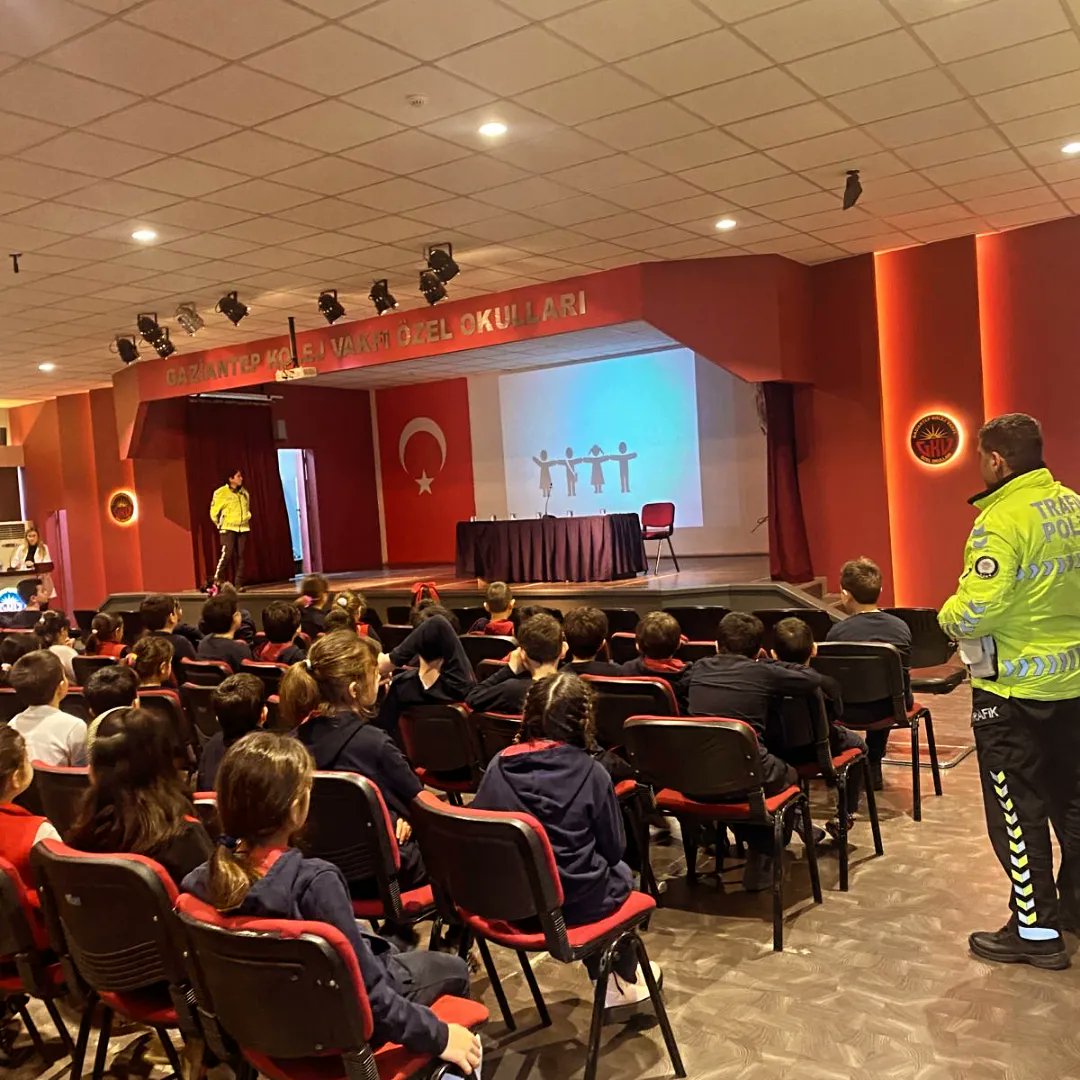 GkvKurumsal's tweet photo. 60. Yılında Gaziantep Kolej Vakfı Özel Okulları, İlkokul öğrencileri için hayat bilgisi dersi "Güvenli Hayat" ünitesi etkinlikleri kapsamında trafik güvenliği ile ilgili öğrenci semineri düzenlendi. https://t.co/sqfk8mhwYE