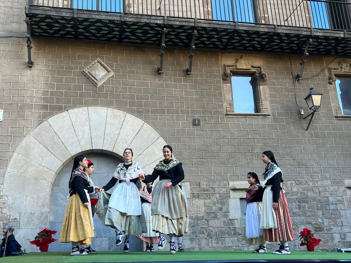 EsbartCatala's tweet photo. DES DEL CARRER!

"Des del carrer", l'espectacle que estrenarà la Secció Juvenil, ens mostra la història d'un conjunt de persones i la seva evolució fins a convertir-se en un grup. https://t.co/oeC4wyk1br