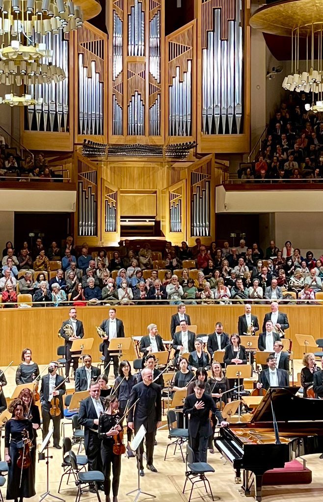 amoral07's tweet photo. Ayer nos visitó de nuevo en el Auditorio Nacional el gran pianista coreano #SeongJinCho que ofreció una cuidada y transparente versión del  Concierto n° 4’ de Beethoven junto a la @NatSymphonyDC dirigida por #Noseda, un maestro que cada vez es más interesante todo lo que hace!👏 https://t.co/IRjQBfs2QK