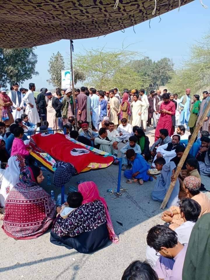 #StateKilledHidyatLohar
بابا هي ٻاهر ڇا جو ميڙ آھي؟
پُٽ هڪ آزاديءَ جي پانڌيئڙي کي شهيد ڪيو ويو آھي، هي ٻاهر اُن جون بهادر ڌيئرون آھن. جيڪي پنهنجي پيءَ جي ناحق قتل جي انصاف لاءِ واجهائي رهيون آھن....🥹💔