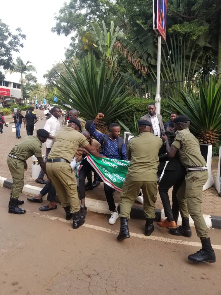 CERAIUg's tweet photo. We need Bugoma forest boundary reports out! Today activists under save Bugoma forest matched to parliament of Uganda to deliver petition demanding the cabinet to release the report.
Unfortunately 5 of them have been arrested .We demand 4 their immediate release.
#saveBugoma https://t.co/EoNpJuf5r0