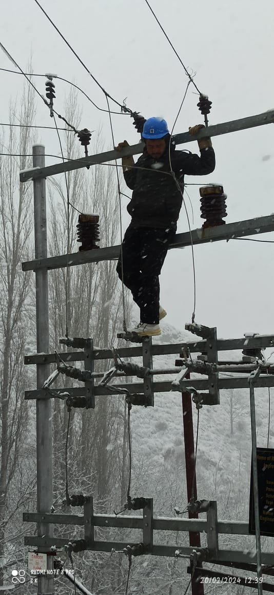 kpdcloffice's tweet photo. #SnowPowerUpdates
Restoration works on feeders under fault, in progress in S/D Mohra, ED Mohra, ED Baramulla: Er. Shazia Ali, SDO.
@diprjk @OfficeOfLGJandK @Raj576113 @mussarat_zia @DivComKash @DCBaramulla https://t.co/4Vri6tQreD