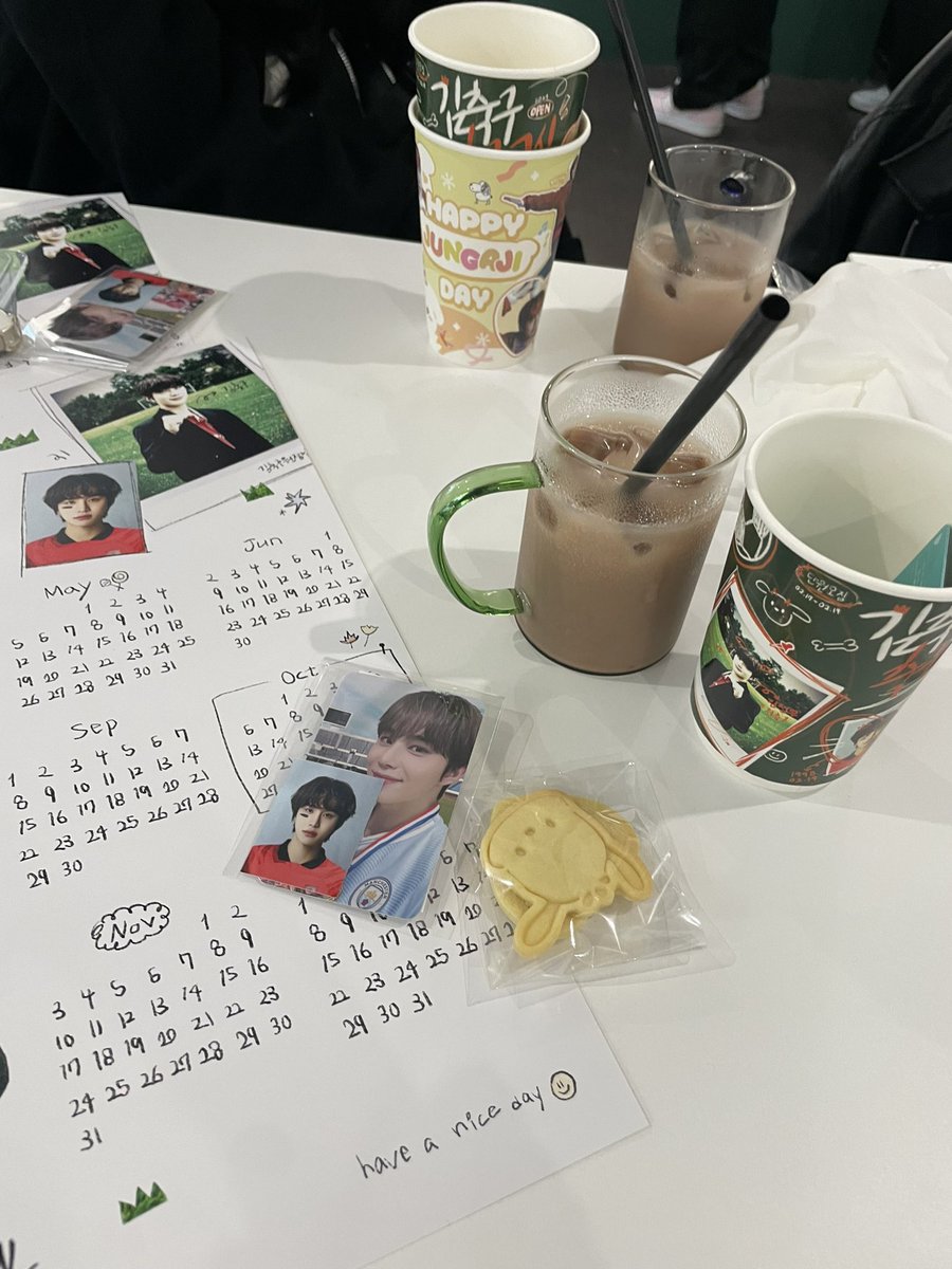 zen_ieee's tweet photo. 📍카페 위밋데얼

포토부스가 있어서 넘넘 조아뜸 
연력달력이 진짜 예쁘다🥹💕💕
아이맥 찍기 위시였는데 성공~! 

#정우의_26번째_골 
#김축구_축구교실_오픈 
#NCT127 #정우 #JUNGWOO https://t.co/PhnycQ130q