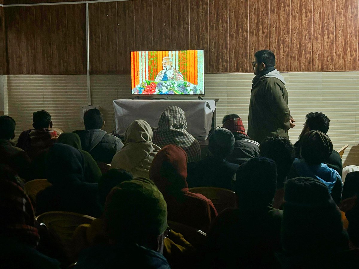 BlockChassana's tweet photo. Public attentively listening to H'ble PM @narendramodi in the hall of CFC Chassana. 
@PMOIndia inaugurated various projects for the welfare of people of J&amp;K.

@OfficeOfLGJandK @diprjk @jkrddpr @listenshahid @Divcomjammu @DMReasi @vishesh_jk @RDDREASI @RailMinIndia @itsHemantVaid https://t.co/Q6Xi1E7FLY