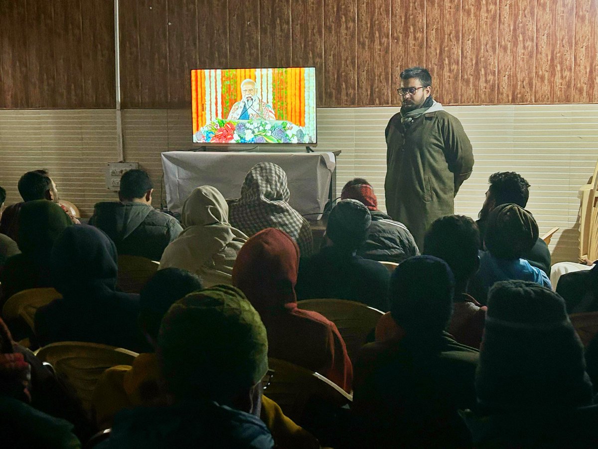 BlockChassana's tweet photo. Public attentively listening to H'ble PM @narendramodi in the hall of CFC Chassana. 
@PMOIndia inaugurated various projects for the welfare of people of J&amp;K.

@OfficeOfLGJandK @diprjk @jkrddpr @listenshahid @Divcomjammu @DMReasi @vishesh_jk @RDDREASI @RailMinIndia @itsHemantVaid https://t.co/Q6Xi1E7FLY