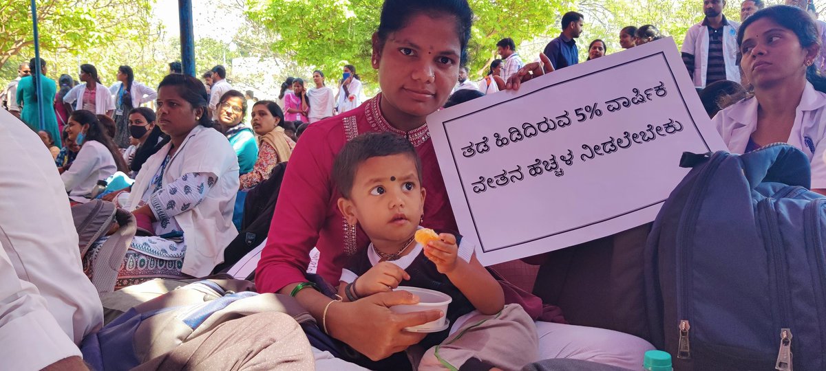 hanamant_CHO's tweet photo. #KarnatakaCHOsPROTEST
                   Breaking News
@PMOIndia @mansukhmandviya @CMofKarnataka @dineshgrao @DHFWKA @Comm_dhfwka @DKShivakumar @MoHFW_INDIA
@mdnhmkar
@Tv9
@PublicTV
@suvarnanews https://t.co/zU35Hf4sqX