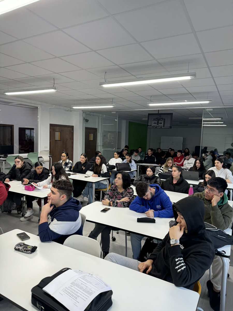 Clase_CyAC's tweet photo. Con @OscarCondeOC hablando de la #Radio y sus posibilidades comunicativas para la comunidad #CyACartuja #FP @iescartuja #FPAndaluza #FPdeCalidad #RedFP https://t.co/Cw3iKETgu4