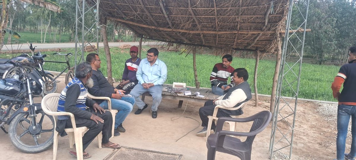 भारतीय खाद्य निगम मण्डल  मुरादाबाद के अधीन ग्राम पशुपुरा मे अधिकारी गण किसानो को गेहूं की खरीद मूल्य के संबंध मे जानकारी देते हुए |