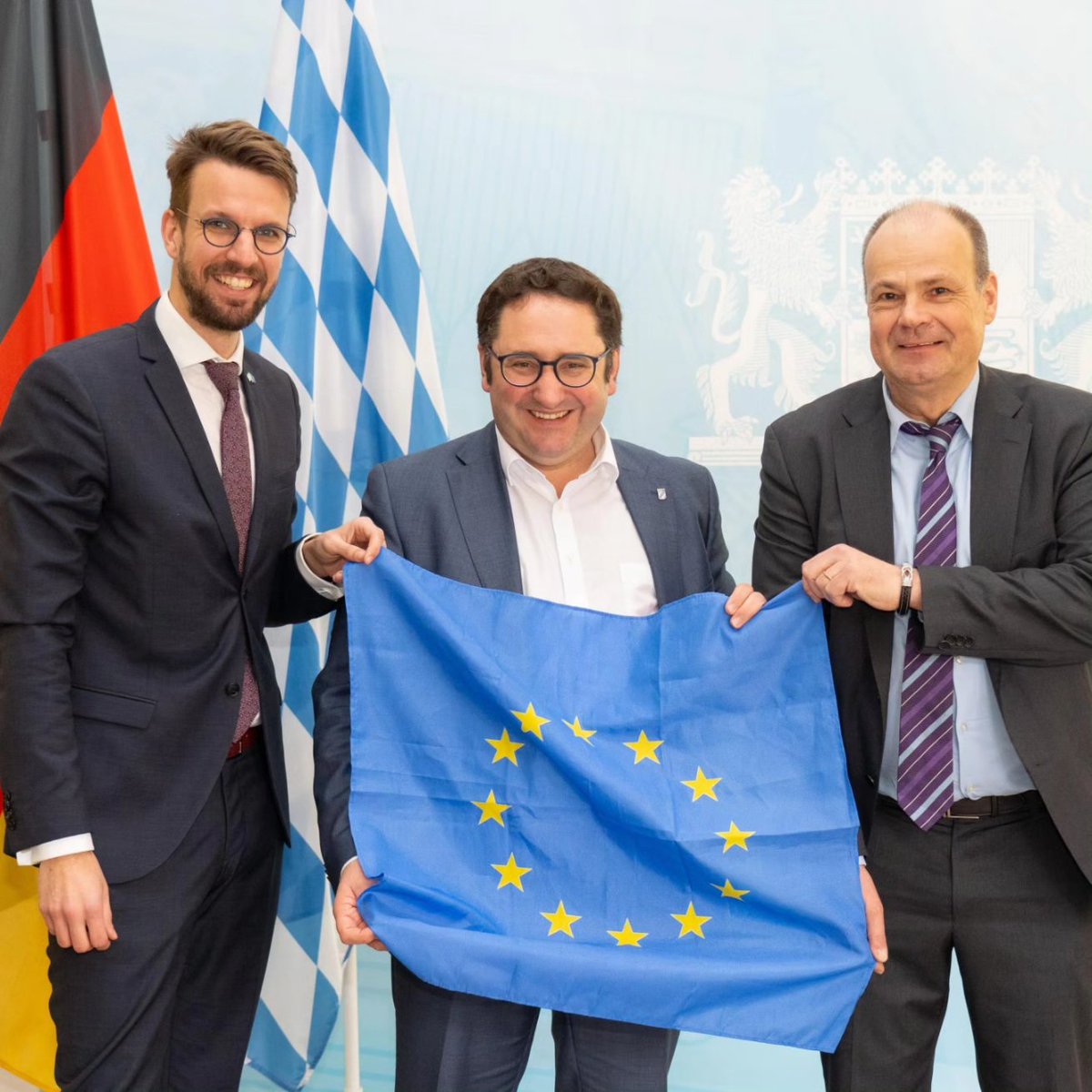 Tobias Gotthardt MdL (@tobigotthardt) on Twitter photo Europäer unter sich: sehr guter und freundschaftlicher Austausch mit den beiden höchsten Repräsentanten der <a href="/EU_Commission/">European Commission</a> und des <a href="/Europarl_DE/">Europaparlament</a> in München: Dr. Renke Deckarm, gesch. Leiter der Regionalvertretung der KOM und Dr. Udo Bux, Leiter der Parlamentsvertretung. Europäer unter sich: sehr guter und freundschaftlicher Austausch mit den beiden höchsten Repräsentanten der <a href="/EU_Commission/">European Commission</a> und des <a href="/Europarl_DE/">Europaparlament</a> in München: Dr. Renke Deckarm, gesch. Leiter der Regionalvertretung der KOM und Dr. Udo Bux, Leiter der Parlamentsvertretung.