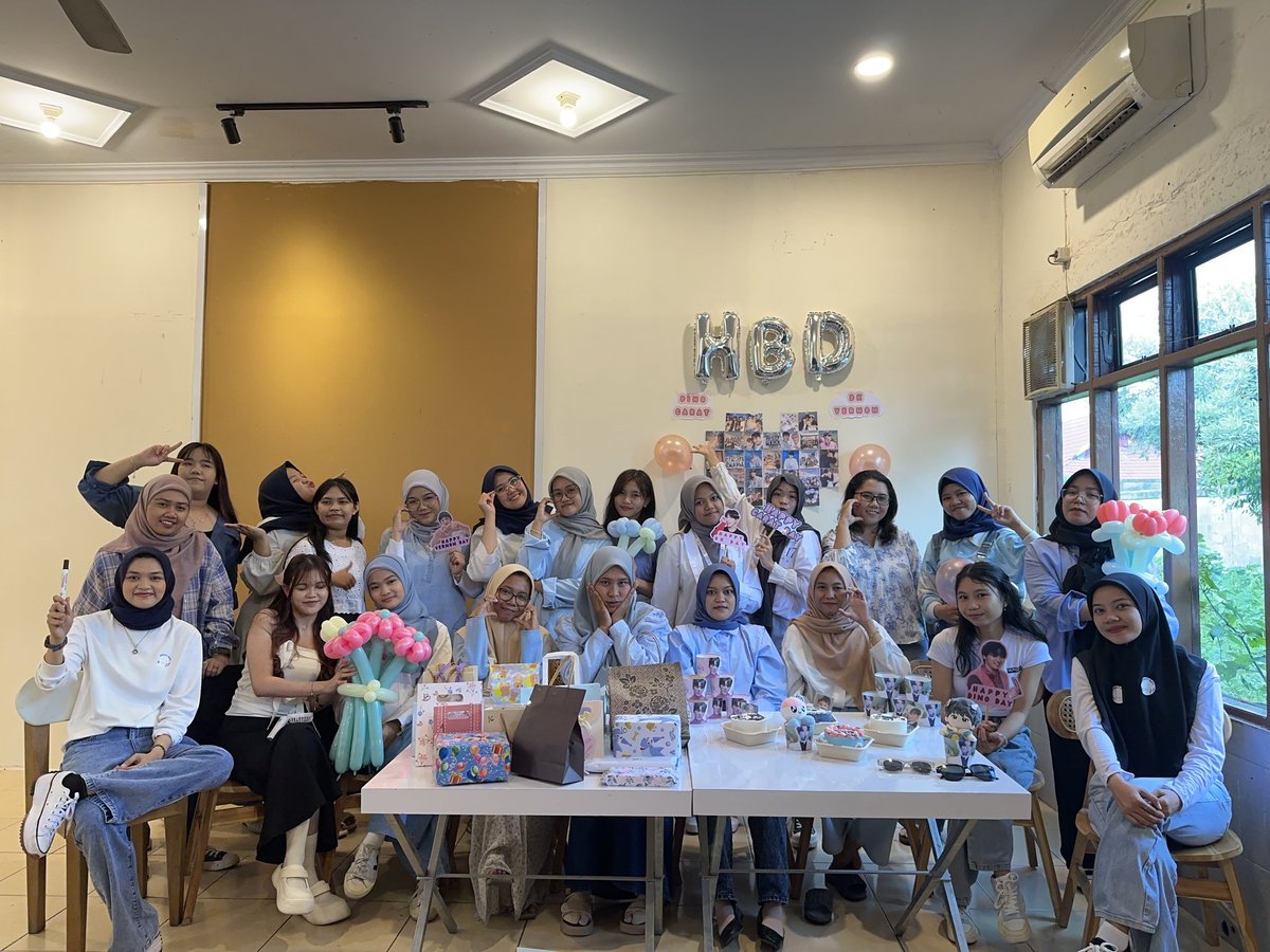 CaratKalteng's tweet photo. Happy Carats day everyone!! 🩷🩵 https://t.co/RrkA8RoP9u