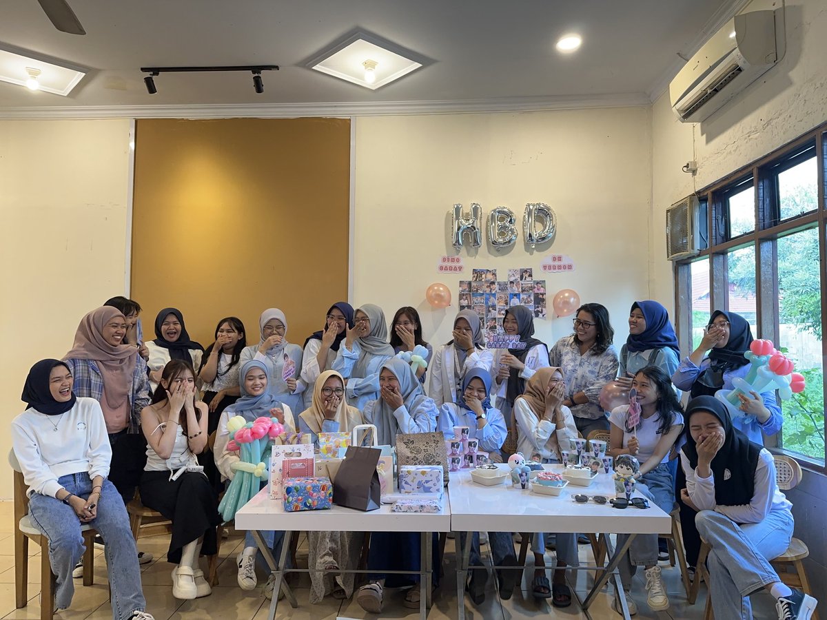 CaratKalteng's tweet photo. Happy Carats day everyone!! 🩷🩵 https://t.co/RrkA8RoP9u