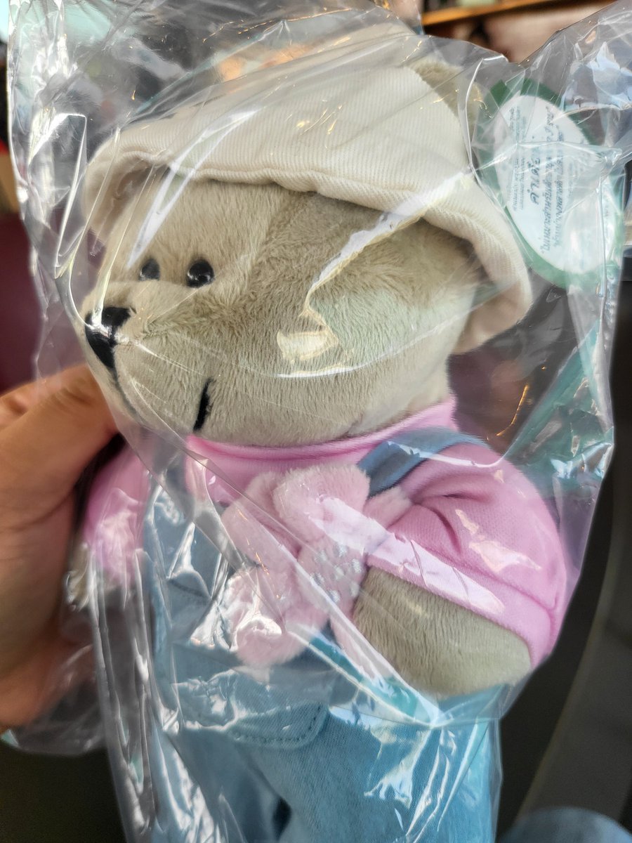 SurrenderedBear's tweet photo. RT สุ่มแจกน้องหมี Starbucks ร��่นลิมิเต็ด Spring Blossom น่ารักมากกกกก สำหรับ Follower เท่านั้น สีชมพูววววว ตัวนี้มาเจอที่ Starbucks สุรินทร์ เดี๋ยวหอบหิ้วเอาไปให้ ใครได้ไปโชคดีมาก ขอเอาไปนอนกอดคืนนี้ก่อนส่งมอบพร้อมคราบน้ำลายตอนนอนกรน เอาแบบนี้เลยนะ ใครอยากได้ ลุ้นเลย ลุยยยย 🥰🥰 https://t.co/vCAnfit1rG