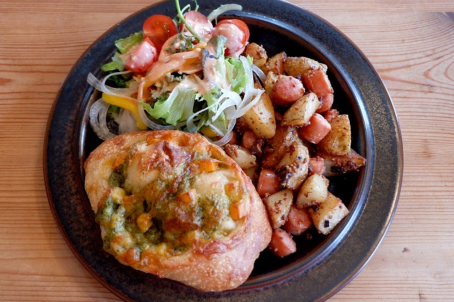 7rigahama7's tweet photo. 暖かいですねぇ🪻🌺 ランチは軽く。近所の #PacificBakery のパン、サラダ、ジャガイモとソーセージのマスタード炒めローズマリーの香り。 https://t.co/Og7Im3meSL