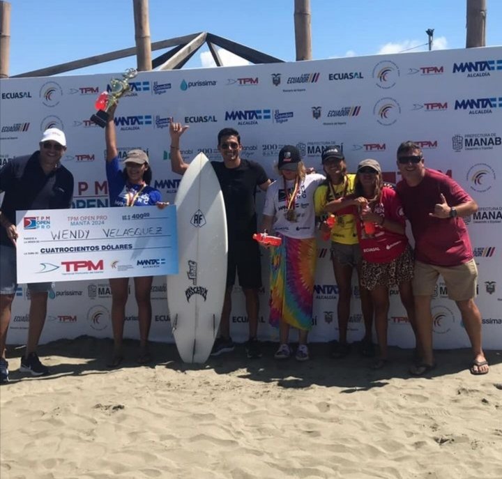 miguelvallejom's tweet photo. 🏄🏻♀️🏄🏻♂️🇪🇨
CULMINÓ EN MANTA LA PRIMERA FECHA DEL CAMPEONATO NACIONAL DE SURF @FesurfEC ,
LOS CAMPEONES FUERON EN DAMAS #WENDYVELASSQUEZ Y EN VARONES #ALEXSUAREZ AMBOS DESTACADOS SURFISTAS DE LA COMUNA #MONTAÑITA, https://t.co/OpOjKINkDD