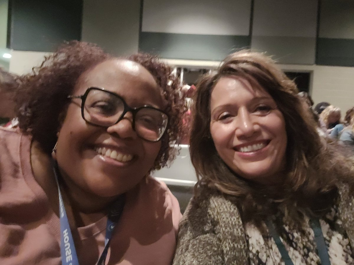 E_Alejandro152's tweet photo. Fellow colleagues laughing and learning together! #BeTheLight https://t.co/120CJxP9Ow