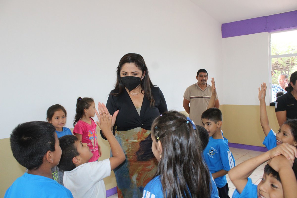 EnConcretoMich's tweet photo. 📷Cortan listón inaugural de aula en escuela primaria Josefa Ortiz de Domínguez de #Tiquicheo📷   https://t.co/YmOazQQ5iC https://t.co/pOPZ30yjfI