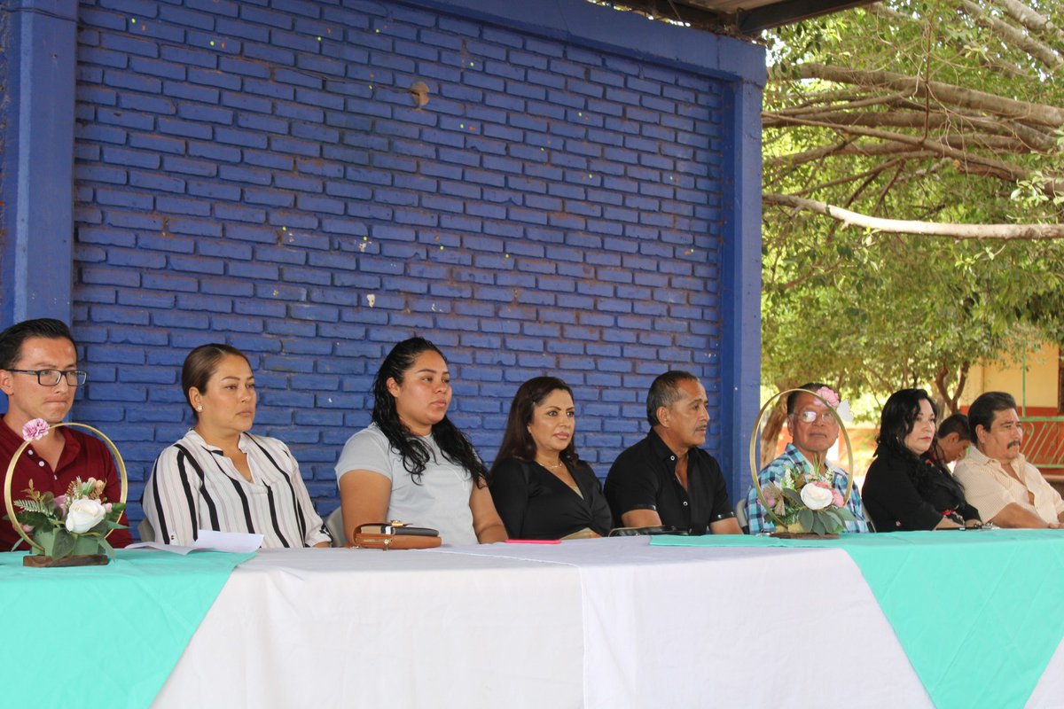EnConcretoMich's tweet photo. 📷Cortan listón inaugural de aula en escuela primaria Josefa Ortiz de Domínguez de #Tiquicheo📷   https://t.co/YmOazQQ5iC https://t.co/pOPZ30yjfI