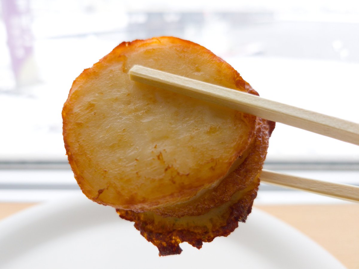 hajime_kimura's tweet image. Enjoying some very delicious fried "kamaboko," Japanese fish cakes, for lunch. Take a look at the size of this scallop!

#Mombetsu #出塚水産 @jOJNU6RG71STaAY