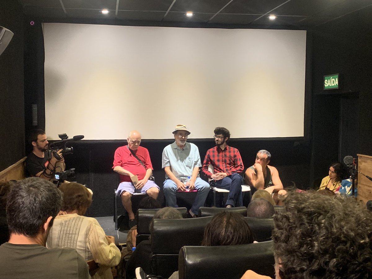 sobotelha's tweet photo. Noite de Lira do Delírio com presença do próprio diretor, Walter Lima Júnior, que ainda deu uma canja de mais de duas horas de conversa com plateia ao lado do parceiro, Tonico Pereira. #EstacaoNet https://t.co/KYAfKqyWqE