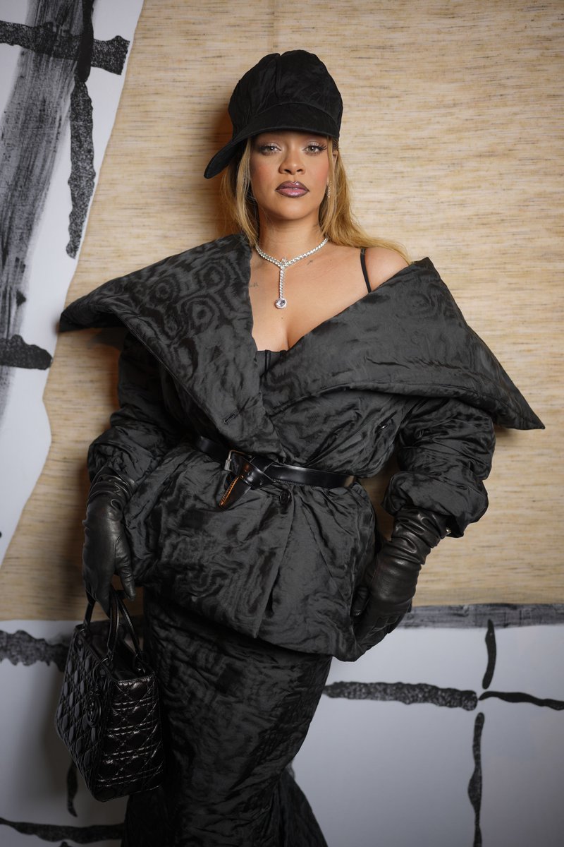 MTV's tweet photo. Dear everyone on the internet, please wish @rihanna a happy birthday!!! https://t.co/r1JovcCd2v