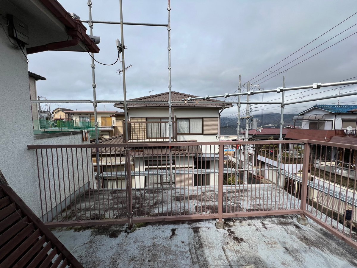 hyoukoumuten's tweet photo. 緑町セブン!
外部足場組と内部解体が始まりました〜
解体後、新築するのですが資格学校でお世話になった先生とのコラボ🧑🏫
一連の流れを設計させてもらえますので、しっかり食らいついてモノにします🦾😎
#ヒョウ工務店 #一級建築士事務所 #Lim's House Design #NINEZ https://t.co/XZPMxiel6x