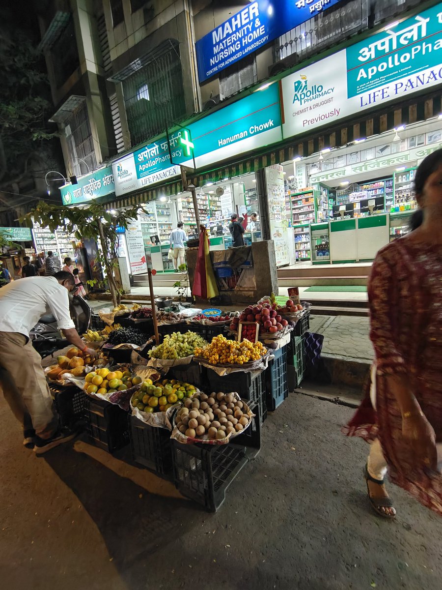 PIlka2401's tweet photo. Wake up BMc T ward members. Hawkers in mulund east now spreading all over the roads .. pl take action https://t.co/rdw4KrdT7Y