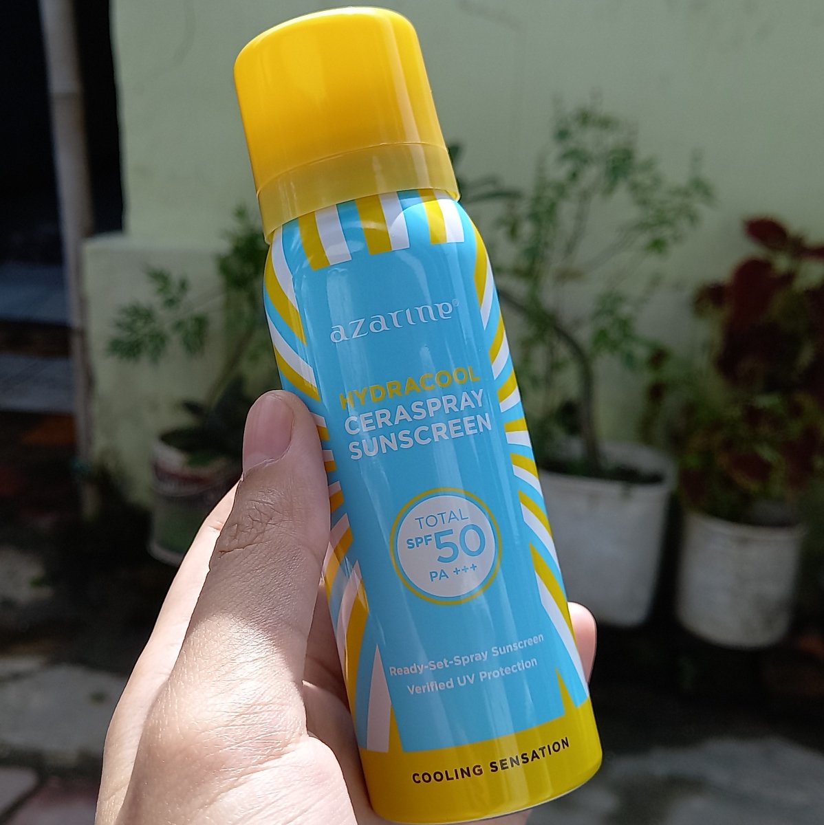 holisaaa__'s tweet image. semenjak ada sunscreen spray dari Azarine ini, sekarang udah gak ada lagi alesan buat males reapply sunscreen!

feelsnya adem banget &amp;amp; gak lengket di muka😭

#racuninskincare 
#EffortlessProtection