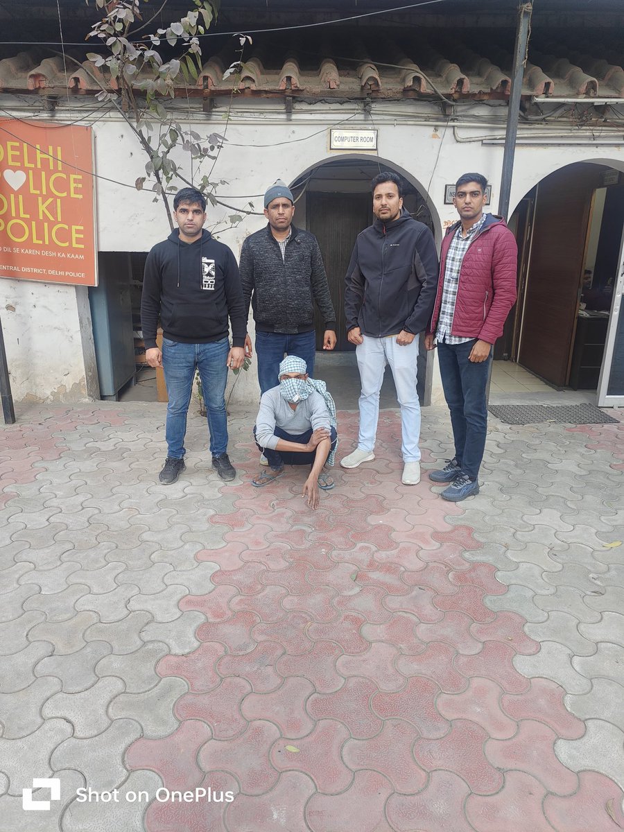 DCPCentralDelhi's tweet photo. #SnatchersInNet
One desperate snatcher arrested by staff of Narcotics Cell, Central District through CCTV surveillance.
Accused is a BC of PS Anand Parbat.
Team caught the accused person and recovered the snatched Gold Mangal Sutra.
Accused person is previously involved in more than 26 criminal cases of burglary/Snatching/theft.
#DelhiPoliceUpdates
@CPDelhi
@Ravindra_IPS
@DelhiPolice