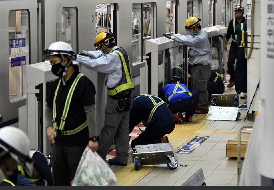 BenjVrich's tweet photo. 🇯🇵#ToeiSubway ประตูชานชาลาที่ติดตั้งในทุกสถานีวันที่ 20/กพ/24 การรถไฟเสร็จสมบูรณ์แล้วในทุกสถานีเพื่อป้องกันอุบัติเหตุได้ร่วมมือกับผู้ประกอบการรถไฟรายอื่นเพื่อพัฒนาประตูชานชาลาที่สถานีรถไฟใต้ดินToei และภายในสิ้นปีงบประมาณนี้ได้ตั้งเป้าที่จะติดตั้งที่ประตูทั้งหมด 106 สถานี #ญี่ปุ่น https://t.co/0lgWOXbbRn
