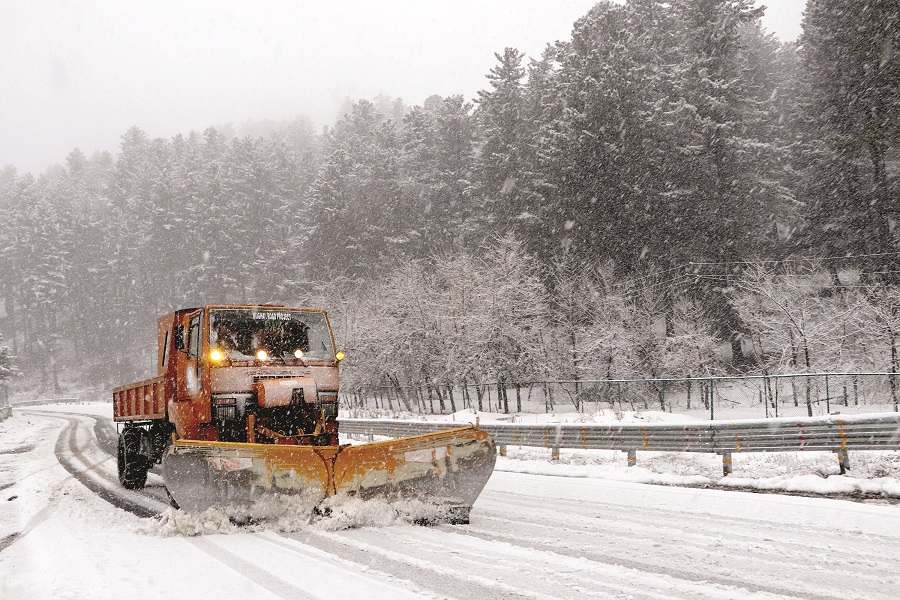 RisingKashmir's tweet image. #Heavysnowfall disrupt #normallife in #Kashmir

#Roadconnectivity, #powersupply affected

Reports @Aatif_Qayoom1

risingkashmir.com/heavy-snowfall…