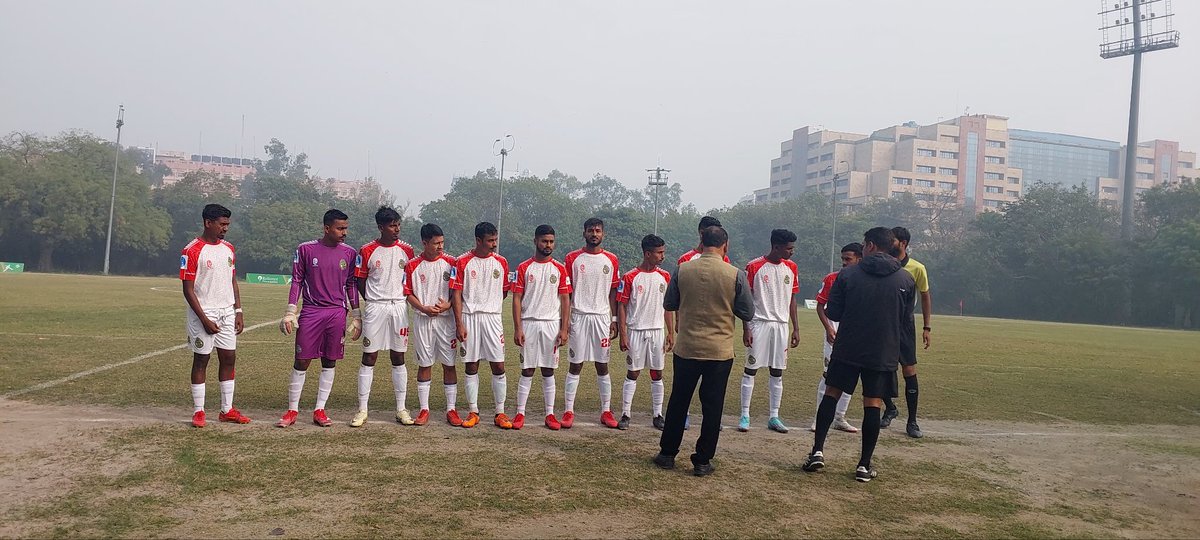 DattaNilanjan's tweet photo. Nothing like watching live sporting action early morning. And if its #Football my grin only gets wider. Dropped in at the #JLN #Delhi to watch @THE_RanjitBajaj #DelhiFC take on @THESUBRATAPAUL #AIPLFC in the @RFYouthSports #RelianceFoundationDevelopmentLeague #IndianFootball https://t.co/CDkOjZO6GT