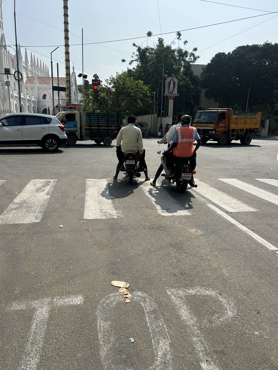 arunkesav1210's tweet photo. @ChennaiTraffic #roadraja https://t.co/cltYfP7zYX