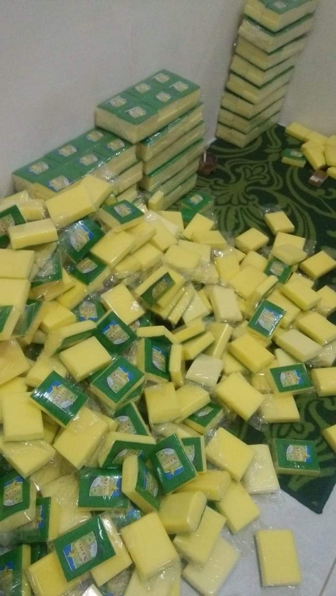 Coba beli spon lembaran kawan, potong kecil² pake cutter, trus lem dgn karpet hijau pke lem rajawali, trus bungkus plastik.
Jual ke toko².
Drpd nganggur lumayan dpt penghasilan dan usaha sendiri.

- Dafa Simanjuntak