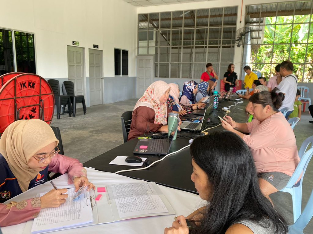 DOSM_Pahang's tweet photo. Sekitar suasana Kaunter #PADU #Pahang di Kampung Sungai Dua, #Bentong anjuran bersama Pusat Khidmat ADUN #Ketari pada hari ini Selasa 20 Februari 2024.
Kepada aokmer yang belum mendaftar PADU moh daftar secara online di https://t.co/8JtHIQs0xe.
@paduofficial_
@youngsyefura
#PADU #DOSMPahang #DOSM
#PADUSejahtera