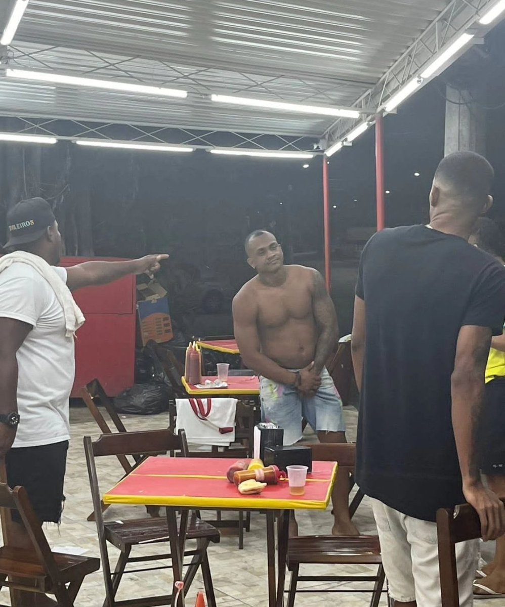 NotciasRio1's tweet photo. Valentão bateu em uma atendente de lanchonete em Padre Miguel e Ganhou uma "massagem ao molho Cadeira 🤣 https://t.co/cSfKN5V6Pc