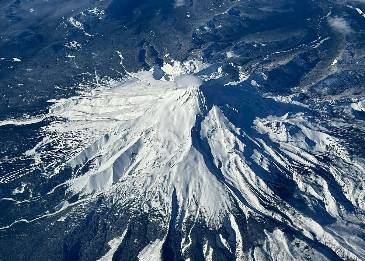 RyanVoutilainen's tweet photo. Glorious view of #MtHood, #OR as seen from my @AirCanada flight #AC970 en route from YVR to PVR on 10 Feb 2024.
Mt Hood is active #volcano in the Cascade Volcanic Arc, located 70mi/110km E of Portland, OR. Not to worry however, what you’re seeing in that pic is a small cloud! 🌋 https://t.co/Hd3BKT8aVv