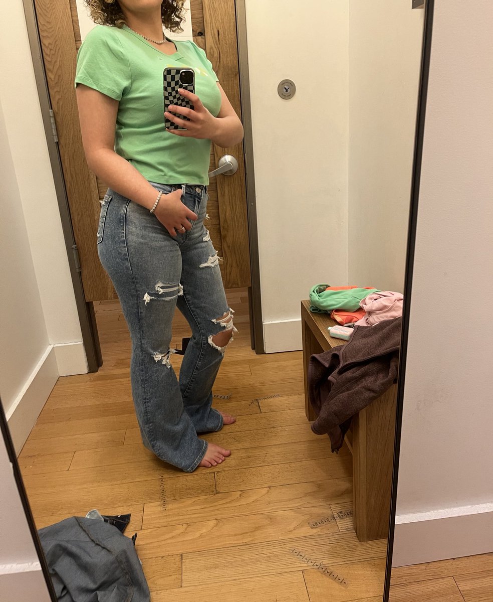 How hot do I look in my new spring outfit? Those jeans hugging my ass just right😝