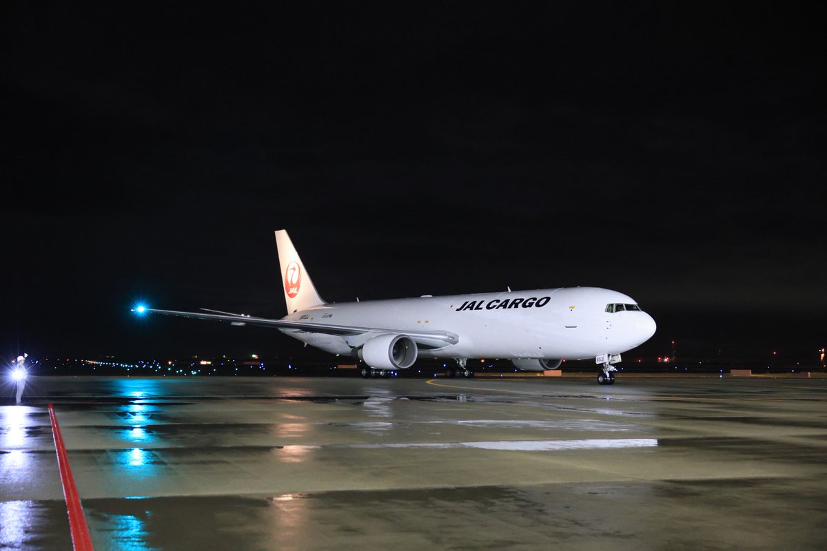 2月20日(火)未明、セントレアにJALの貨物専用機ボーイング767-300BCF